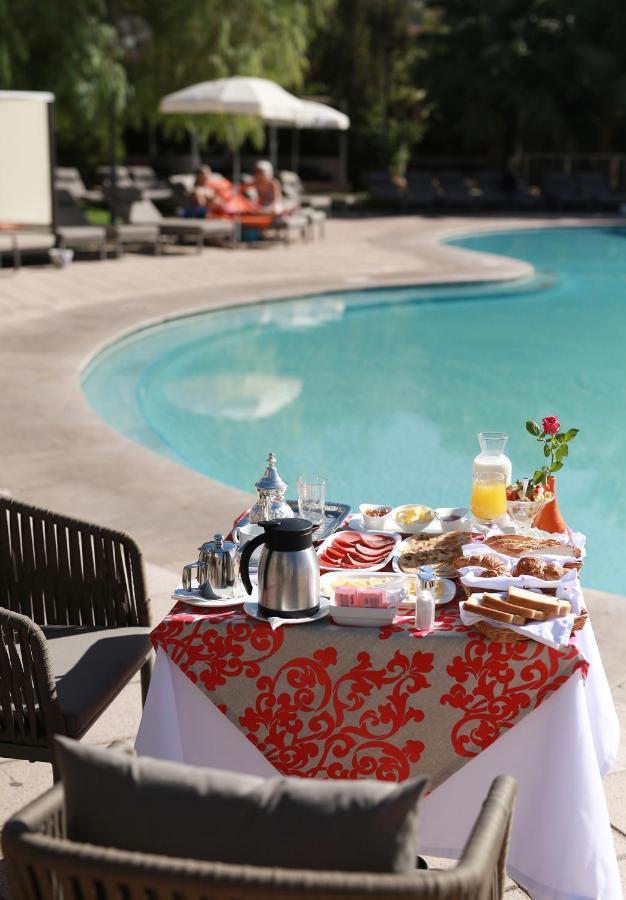 Kenzi Club Agdal Medina Hotel Lahebichate Kültér fotó Breakfast at the pool